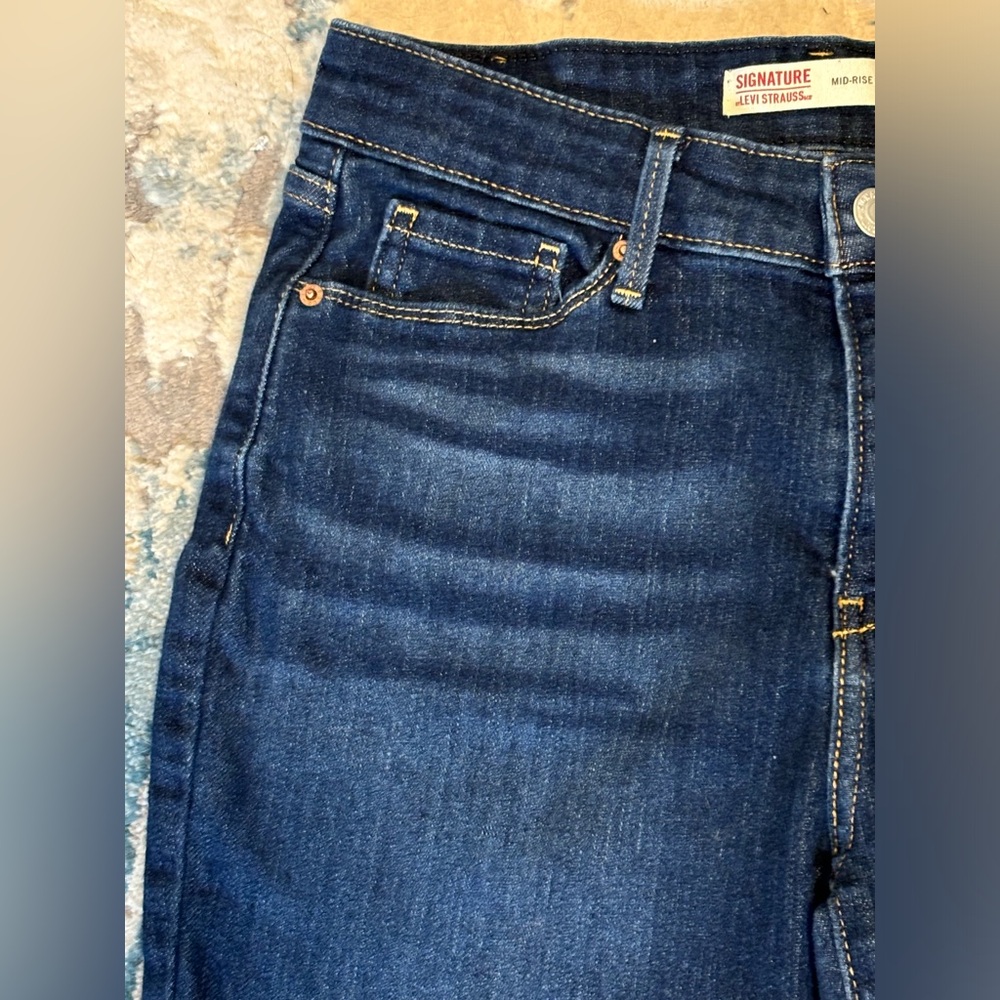 Levi’s Signature Mid-rise Straight Leg Jeans, size 2. - Picture 3 of 8